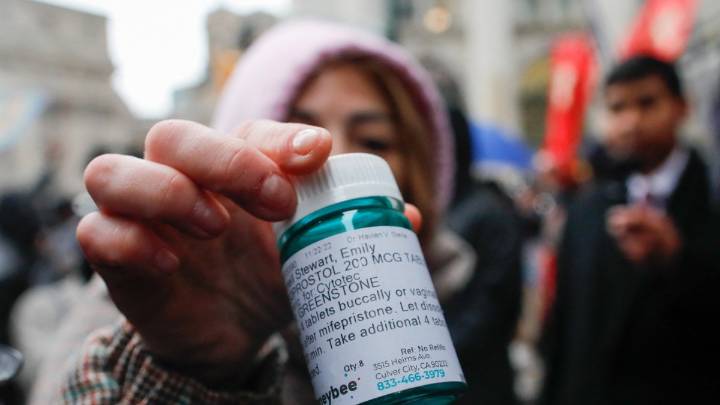 El Senado de Texas aprueba una ley que permite demandar a quienes receten o distribuyan píldoras abortivas