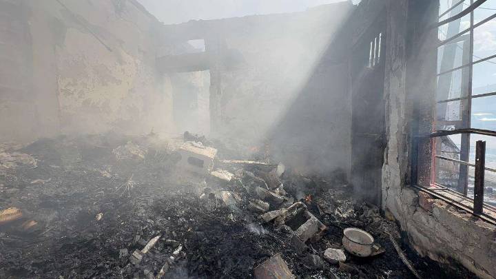 Desatan incendio en casa abandonada; autoridades detienen a un sospechoso