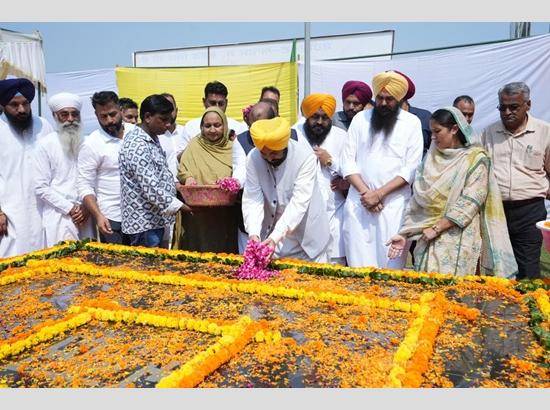 Punjab CM Mann pays floral tribute to Shaheed-E-Azam Bhagat Singh at Khatkar Kalan; View Pics Photo Source: Babushahi Bureau [ FULL VIEW ]