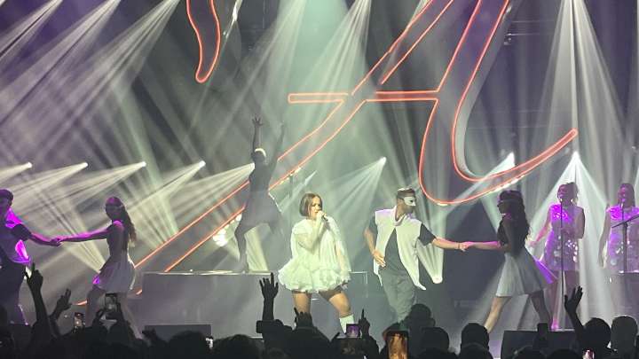 Alizée hace las delicias de París para celebrar su consagración como reina del pop francés