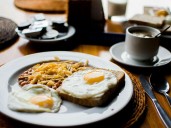 Desayunar tarde aumenta riesgo de muerte prematura, revela estudio