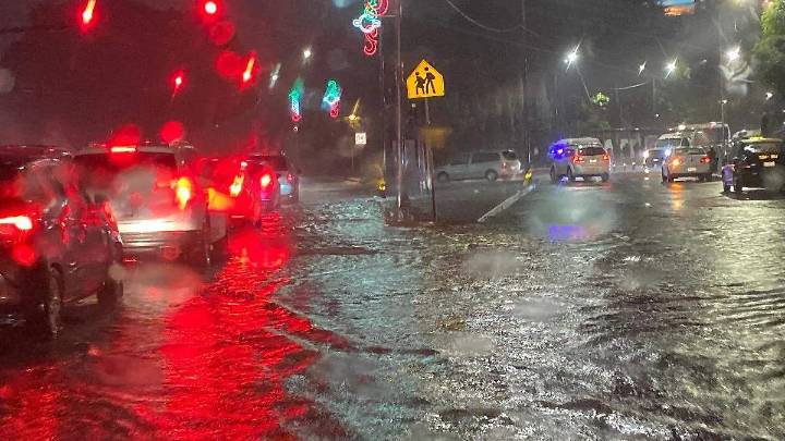Fuerte lluvia sorprende a Puebla y deja calles anegadas