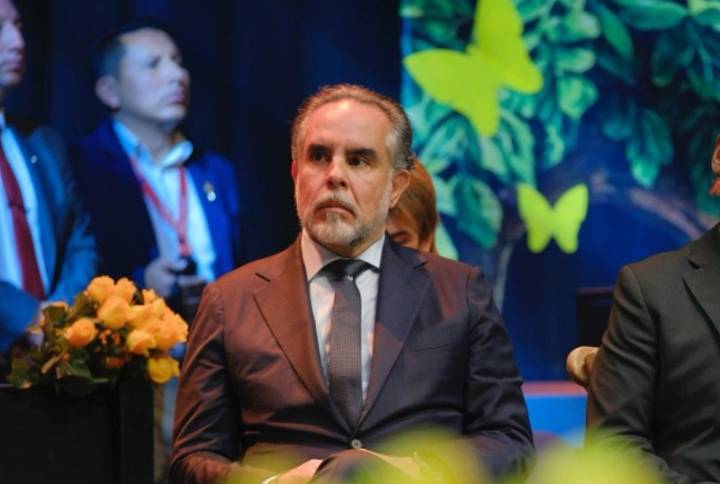 Colombia dejará de comprar armas a Estados Unidos: ministro Armando Benedetti