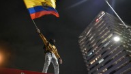 Quema de comando policial marca tercer día de protestas en Ecuador