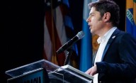 Kicillof volvió a cruzar a Milei: en Estados Unidos lo trató de "vergüenza nacional"