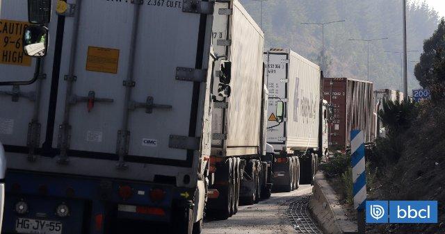 Caravana de camioneros que va hacia La Moneda por mejoras en Carretera Austral arribó a Los Ángeles