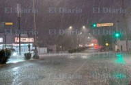 Un carro varado y tres áboles a punto de caer, tras lluvia de anoche