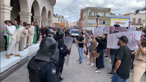 (Video) Suspenden Desfile de independencia en Encarnación de Díaz, Jalisco tras protestas...