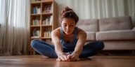 4 posturas de yoga recomendadas por una experta para prevenir y aliviar el dolor de espalda