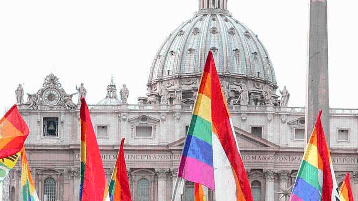 El Vaticano se viste de arcoíris: Católicos LGBT+ peregrinan por primera vez en Año...