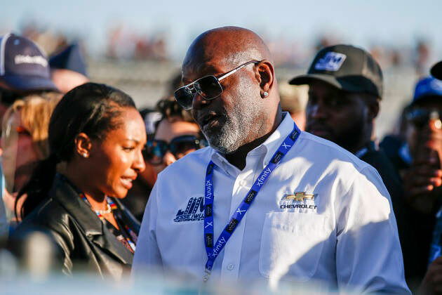 Cowboys Legend Emmitt Smith Forced Out of Business Over 6-Figure Demand Just a Month After Launch Emmitt Smith’s Las Vegas restaurant was abruptly shut down after receiving a lockout notice, leaving i