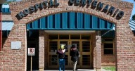 El bebé que murió en Centenario tenía “una gran cantidad de golpes de puño”: imputaron al padre