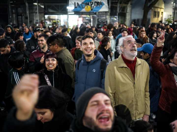Sin datos oficiales, militantes K se reúnen frente al departamento donde está presa Cristina Kirchner para celebrar