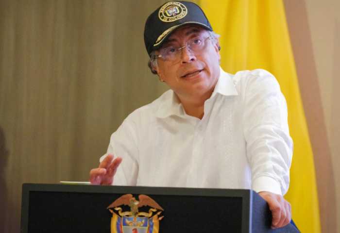 Buscan por ley limitar los viajes al exterior del presidente de la República
