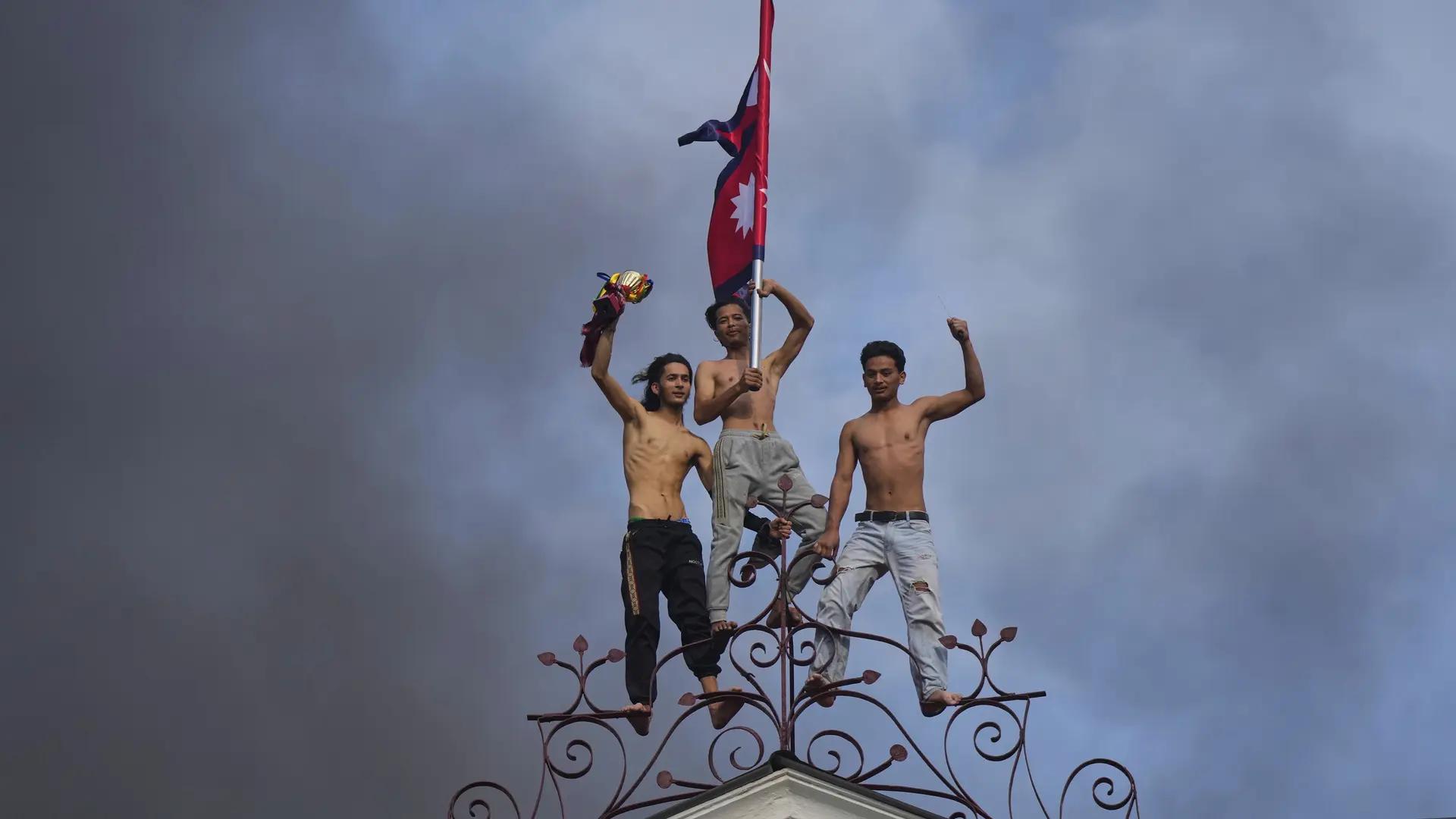 Muere la esposa de un ex primer ministro de Nepal en el incendio de su vivienda en la protesta contra el veto a las redes sociales