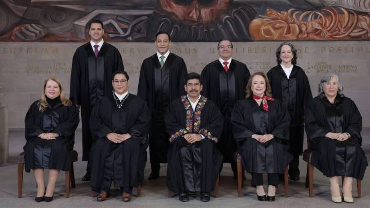 Suprema Corte publica fotografía oficial de los nuevos ministros; Hugo Aguilar aparece usando toga bordada