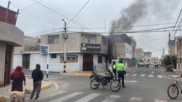 Incendio destruye pollería en Tacna y vecinos organizan pollada solidaria para ayudar al joven dueño