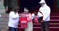 Mujer se desploma tras recibir título de propiedad en manos de la presidenta Dina Boluarte
