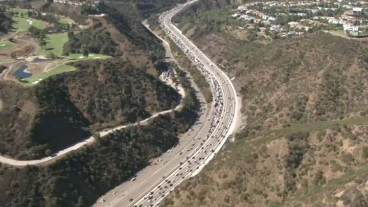 Lanes closed on 405 Freeway in Sepulveda Pass for fatal crash investigation
