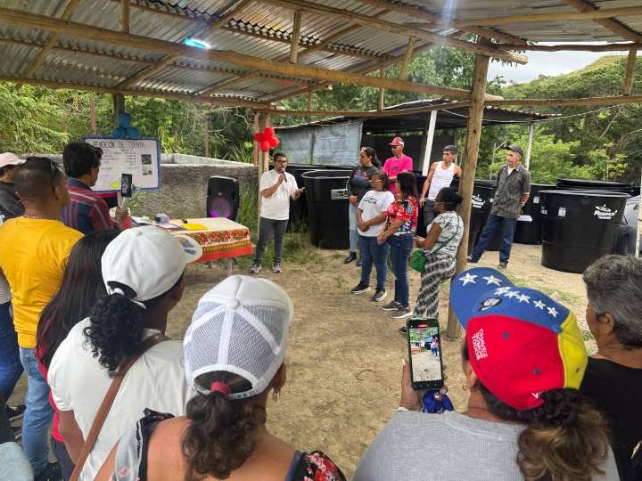 Entregan tanques de agua a familias de la comunidad El Pegón