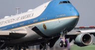 ‘Pon atención, deja el iPad’: Regañan a piloto de avión comercial por volar cerca del Air Force de Trump