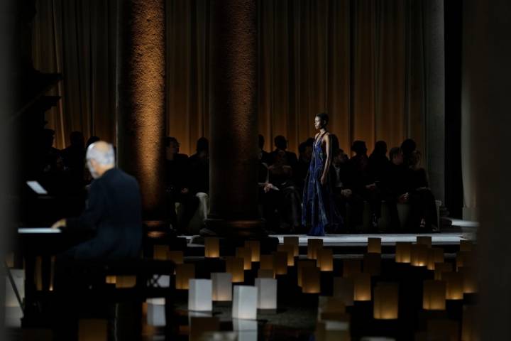 Armani's last collection shown in solemn runway show with Richard Gere, Lauren Hutton in 1st row