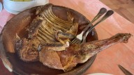 Uno de los mejores ternascos de Aragón se come en un restaurante de carretera en un pueblo de 200 habitantes