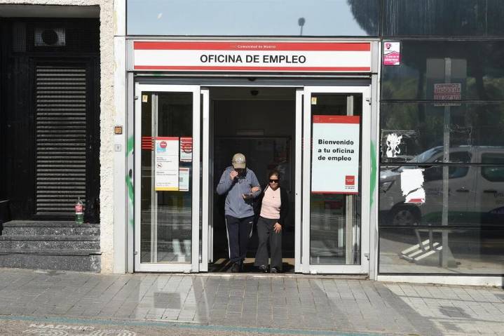 El paro sube en 21.905 personas en agosto en España