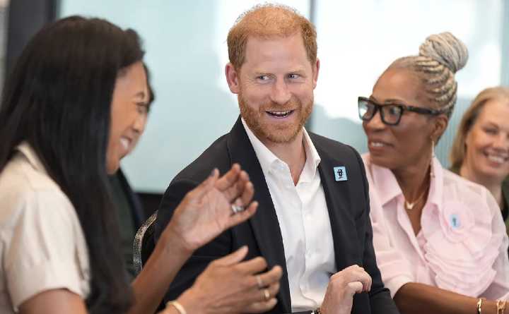 El príncipe Enrique escucha a jóvenes al visitar el Diana Award