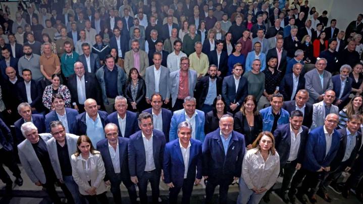 El gobernador Llaryora quiere a los intendentes contentos: anuncio de obras de gas y financiamiento para equipamiento