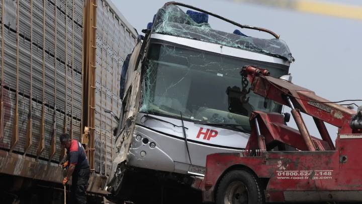 Un tren arrolla a un autobús y deja ocho muertos en el central Estado de México