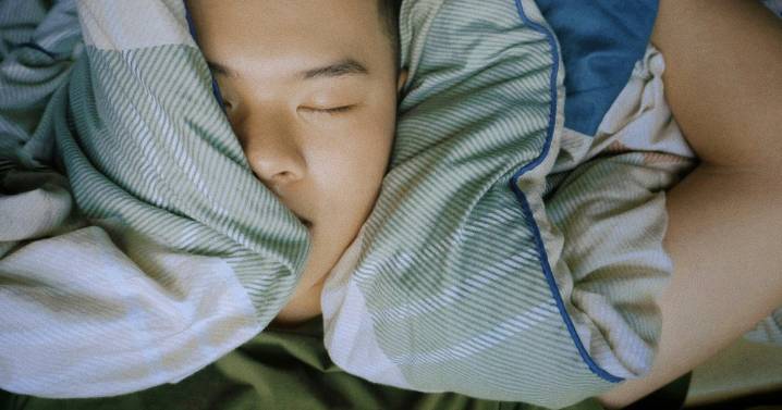 Here's When 'Restless' Sleep Is A Dementia 'Warning Sign'