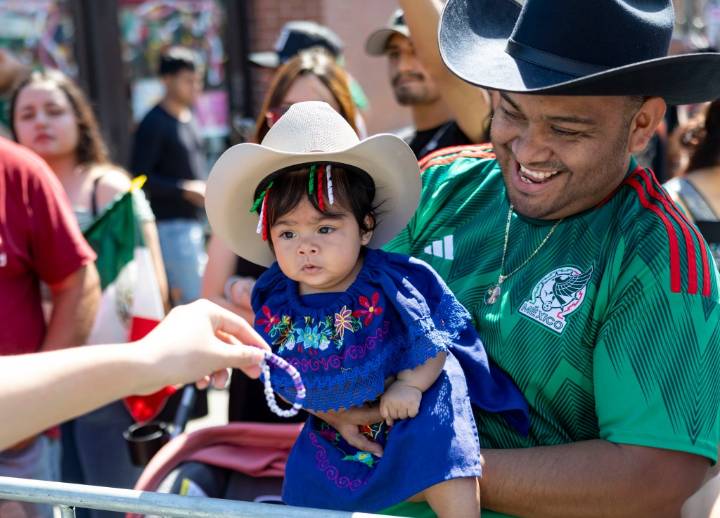 Chicago celebrates Mexican independence with Little Village parade