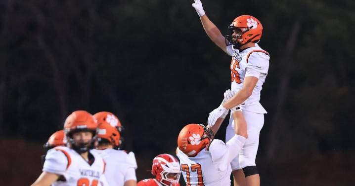 'We got the stops.' Waterloo builds lead, stiffens on defense for road win at Centralia