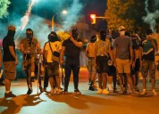 Ataques xenófobos. La nueva ola de “vigilantes” extremistas que organizan patrullas para perseguir migrantes en Europa