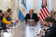 Francos encabezó la reunión con congresistas de EE.UU. y Milei hizo una aparición breve