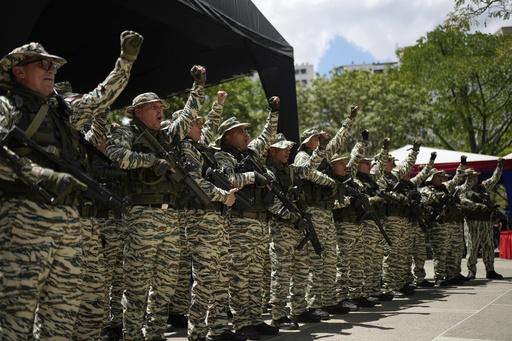Fuerzas militares recorren Caracas en un encuentro con pobladores en medio de tensión con EEUU