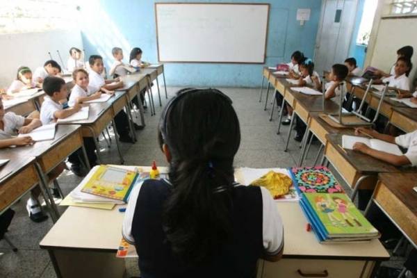 Docentes buscan otros ingresos para poder “resolver”
