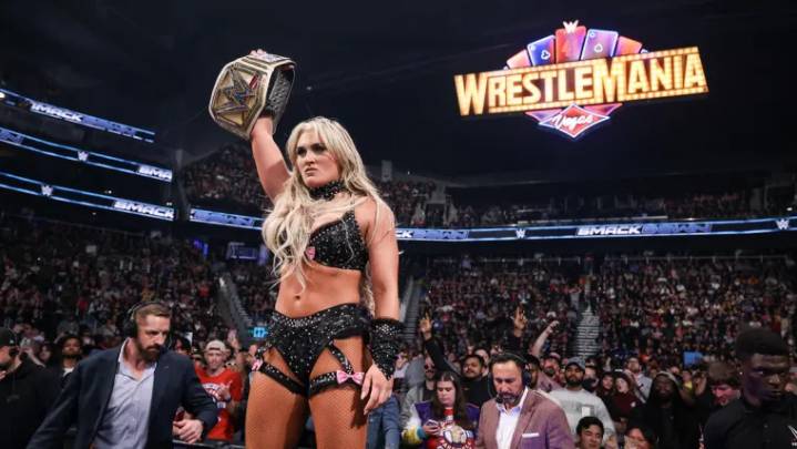 WWE star Tiffany Stratton wears tight pink workout outfit, shows off muscles