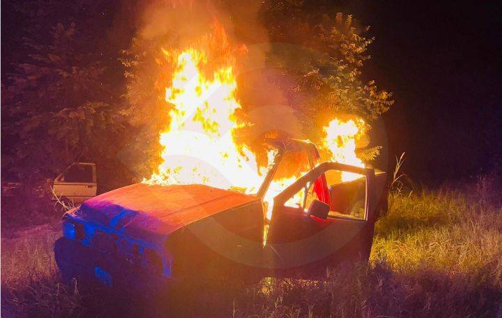Incendio reduce a cenizas una camioneta en Tamuín