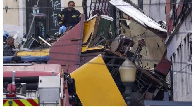 Descarrila icónico funicular de Lisboa dejando el lamentable saldo de 15 muertos