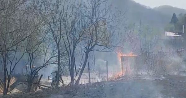 [URGENTE] Fuerte incendio en una vivienda en zona este: varias familias en peligro