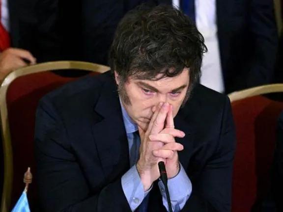 Para el Financial Times, Javier Milei atraviesa la mayor crisis de su presidencia: “Al león lo mojaron con una manguera”