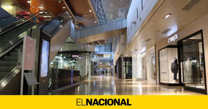 El 15% de tiendas en centros comerciales incumplen la normativa lingüística del catalán