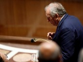 Renuncia el primer ministro y Francia se hunde en una grave crisis que deja a Emmanuel Macron contra las cuerdas