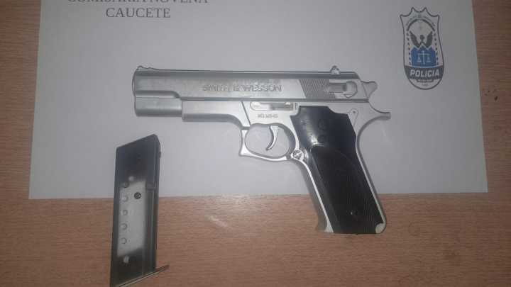 Tres menores usaban una réplica de una pistola para cometer ilícitos: fueron detenidos