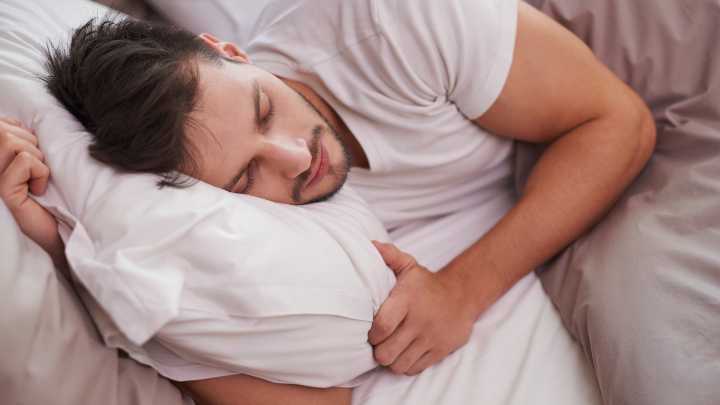Sudoración nocturna recurrente: el síntoma que podría alertar sobre cáncer