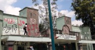 Normalistas de Ayotzinapa lanzan petardos al interior del Campo militar número 1