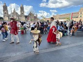 Zócalo pasa del desfile militar a la verbena popular