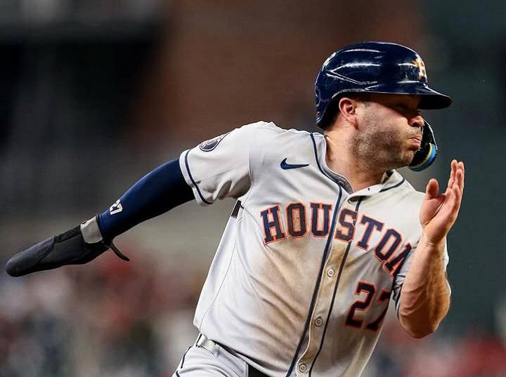Altuve y Ronald Acuña dieron jonrones en partido que ganó Astros a Bravos 11